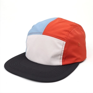 Vue détaillée d'une casquette multicolore à séchage rapide avec une visière noire