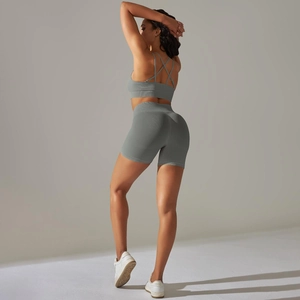 Detail von anthrazitgrauem Yoga-Set mit Überkreuz-Sport-BH und hohen Fitness-Shorts