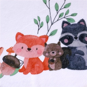 Nahaufnahme der weichen Baby-Meilensteindecke mit Waldtieren wie Fuchs und Eichhörnchen
