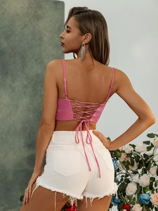 Crop top en satin rose avec laçage au dos et fines bretelles pour femme