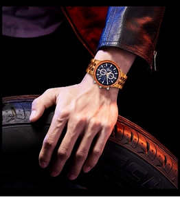 Gros plan d'une montre en bois avec cadran bleu foncé et affichage chronographe à trois yeux