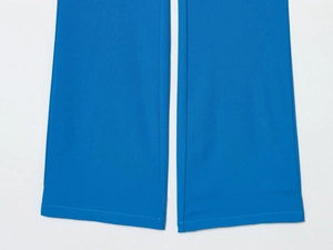 Gros plan détaillé de l'ourlet du pantalon bleu électrique avec couture fine et tissu sergé