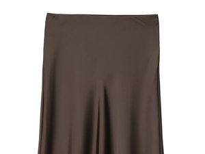 Vue détaillée d'une jupe midi en satin marron avec finition en tissu de soie brillant