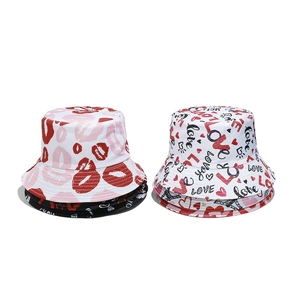 Bobs de Saint-Valentin avec lettres LOVE, imprimés lèvres et cœurs sur tissu blanc