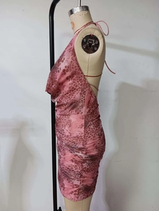 Détail d'une robe courte en mesh léopard rose avec coutures froncées sur le côté et coupe ajustée