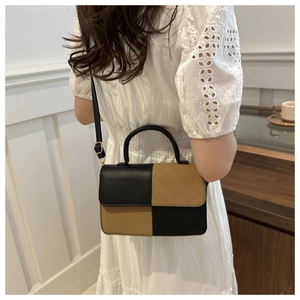 Dettaglio della piccola borsa a quadri patchwork in ecopelle nera e marrone