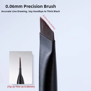 Detail of 0.06mm ultra-thin angled eyeliner brush with fine synthetic fibers