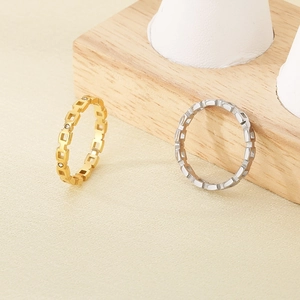 Polierte Edelstahlringe in Gold und Silber mit quadratischen Aussparungen und kleinen Diamanten