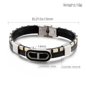 Vue détaillée du bracelet en cuir noir multicouche avec breloques en acier bicolore