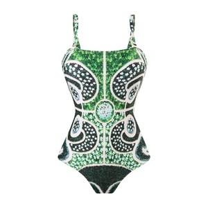 Détail de l'imprimé labyrinthe vert et motifs marguerites sur le maillot de bain