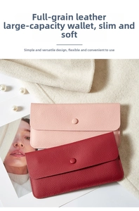 Dettaglio di portafogli in pelle bovina rosa e rosso su morbido tessuto beige