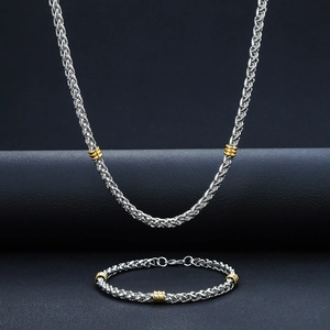 Set collana e bracciale da 5mm in acciaio inossidabile con accenti di anelli dorati
