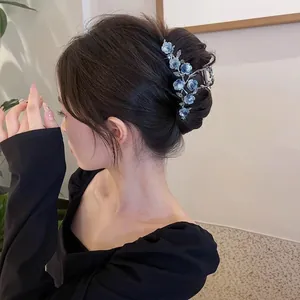 Pince à cheveux élégante en métal argenté avec fleurs de camélia bleues et strass brillants