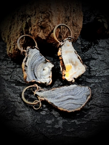 Pendentif vintage en agate soleil naturelle avec bordure en bronze électroplaqué