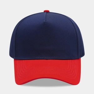 Détail des coutures renforcées sur la visière rouge d'une casquette trucker en coton bleu