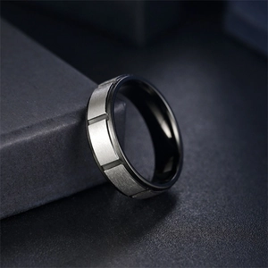 Vue détaillée de la texture du métal brossé de cette bague en acier titane pour couples