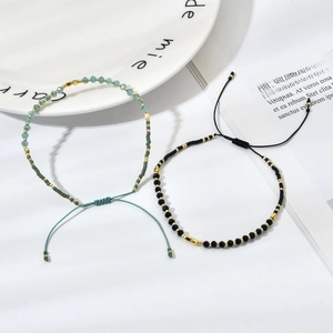 Verstellbares handgefertigtes Bohème-Perlenarmband-Set mit Kristallperlen und Goldakzenten