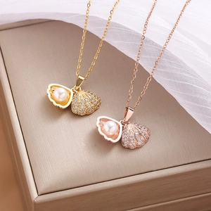 Elegant shell-shaped necklace with crystals and interior pearl in gold finish