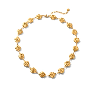 Détail du collier rose française en finition or 18k avec fermoir mousqueton ajustable