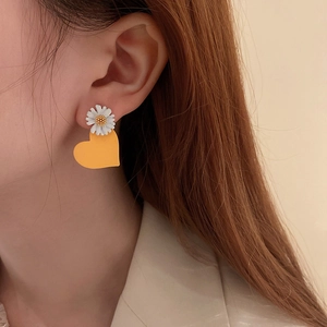 Asymmetric daisy and yellow heart earrings with white floral petals for elegant women