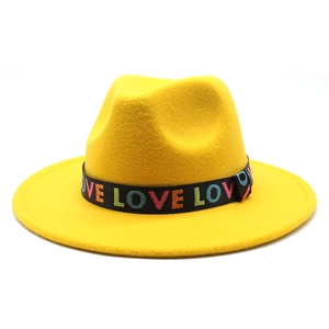 Détail du chapeau en feutre jaune avec ruban noir et broderie LOVE colorée brodée
