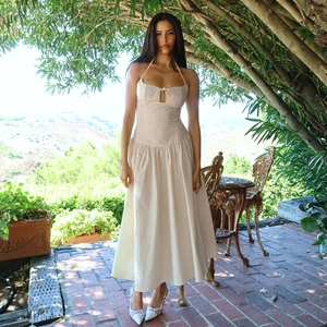 Robe longue beige style français avec licou et taille cintrée pour un look chic