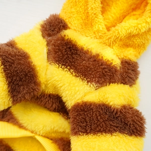 Dettaglio felpa con cappuccio in peluche a righe gialle e marroni con morbido pile e polsini