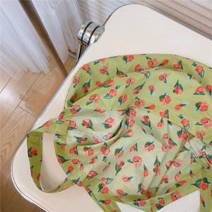 Détail du sac cabas en coton vert à motifs de tulipes et finitions des coutures