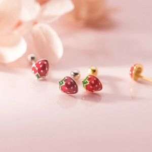 Orecchini a perno fragola in argento S925 con smalto rosso e dettagli in metallo