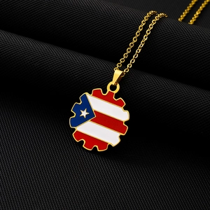 Détail du pendentif drapeau de Porto Rico avec chaîne dorée sur maille noire
