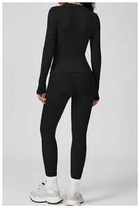 Vue arrière de l'ensemble de yoga noir ajusté avec haut à manches longues et legging taille haute