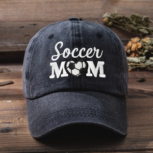 Cappellino da baseball in denim grigio scuro con ricamo bianco Soccer MOM e cuore