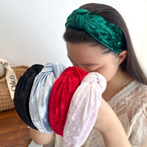 Knotted velvet headband set in red black green pink and blue for high-volume hair look