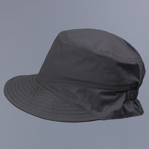 Vue détaillée d'une casquette en nylon gris foncé avec coutures et sangle élastique