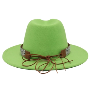 Détail de la bande tressée ethnique avec perles turquoise sur chapeau en feutre vert