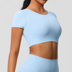 Haut de yoga court bleu clair sans couture avec rembourrage et design athlétique