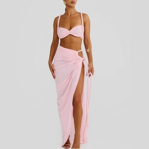 Ensemble de plage deux pièces rose clair avec haut court et jupe longue fendue