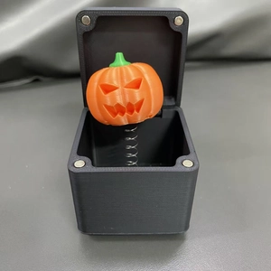 Vista macro di una scatola scherzo di Halloween stampata in 3D con dettaglio zucca