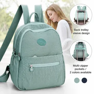 Detail eines minzgrünen Nylon-Rucksacks mit integriertem Trolley-Gurt für einfaches Reisen