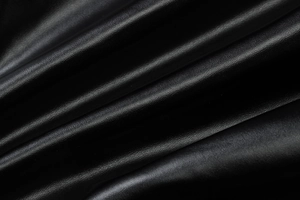 Gros plan macro sur la texture du cuir PU noir avec grain fin et fini mat