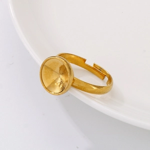 Close-up of golden adjustable stainless steel ring base on a white ceramic plate