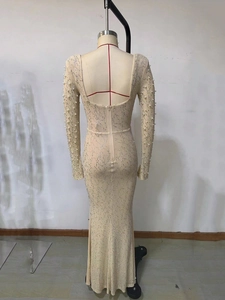 Vue détaillée du dos de la robe champagne à sequins avec décolleté en U et perles
