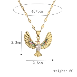 Détail du pendentif aigle avec zircons colorés et mesures de taille sur fond blanc épuré