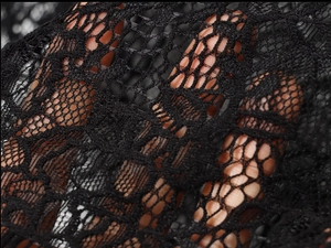 Nahaufnahme von schwarzem Spitzenstoff mit filigranem Blumenmuster und Textur