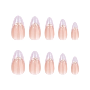 Ongles ballerine français rose nude avec pointes violettes et petits nœuds blancs