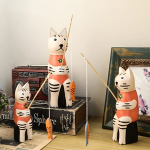 Set mit drei nordischen Holzfiguren fischender Katzen für die Heimdekoration