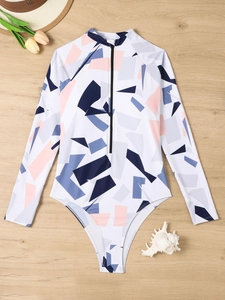Maillot de bain manches longues avec zip posé sur un fond en bois clair