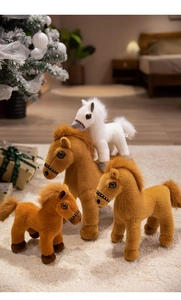 Lot de quatre chevaux en peluche blanc et marron avec brides ornées de paillettes