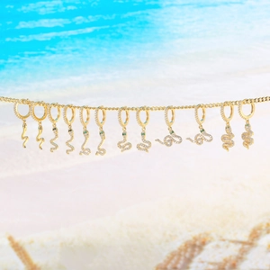 Boucles d'oreilles serpent dorées 18K avec zircons blancs et yeux en pierre verte