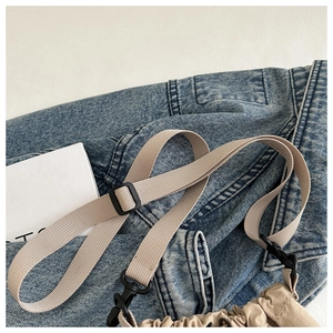 Details der khakifarbenen Nylon-Beuteltasche mit Kordelzug und verstellbarem Gurtschloss